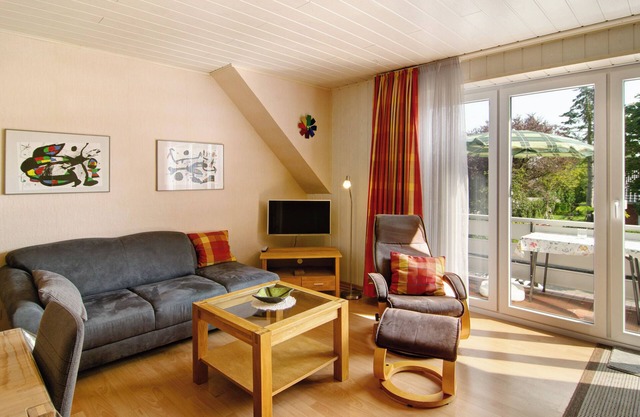 Studio Apartment 'Ferienwohnung Goldblume Hooksiel' with Shared Garden, Balcony and Wi-Fi