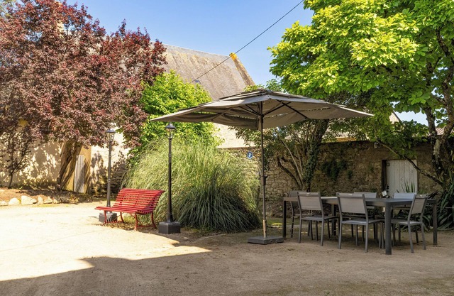 Studio Apartment 'Manoir De L' Aisnerie - St Exupéry' with Shared Garden and Wi-Fi