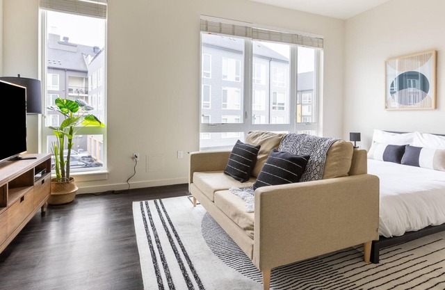 Studio Apartment in Hillsboro w/Office