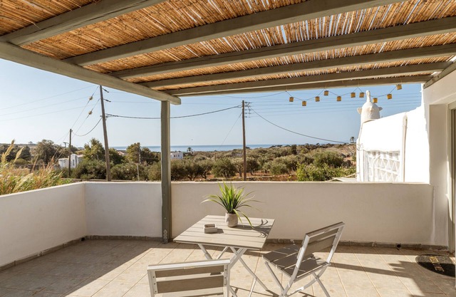 Studio Apartment 'Kleris Apartment 8 Tinos' with Sea View, Wi-Fi and Air Conditioning