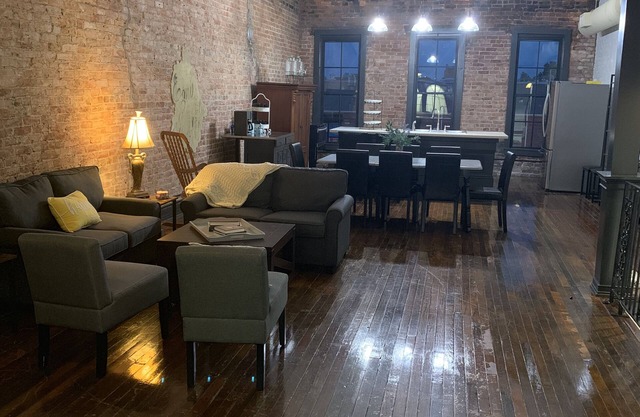 Studio Apartment located in the heart of historic Downtown Paducah built in 1882