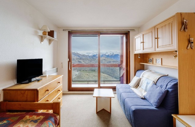 Studio Apartment "Pied des Pistes" with Mountain View & Shared Pool