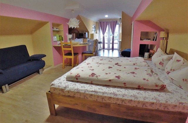 Studio Apartment 'Romantisches Studio Mit Dachterasse' with Mountain View and Wi-Fi