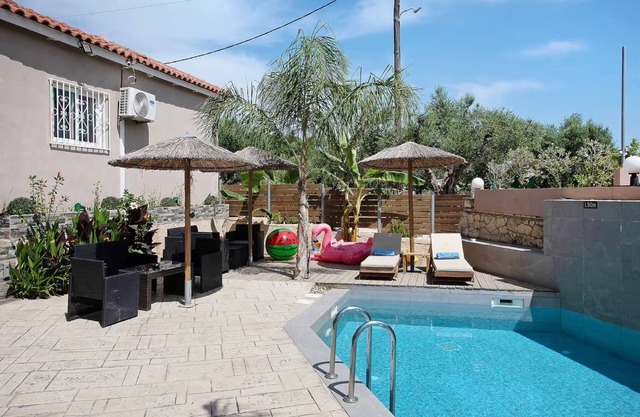 Studio Apartment "Villa Dionysia S2" close to the Beach with Shared Pool & Wi-Fi