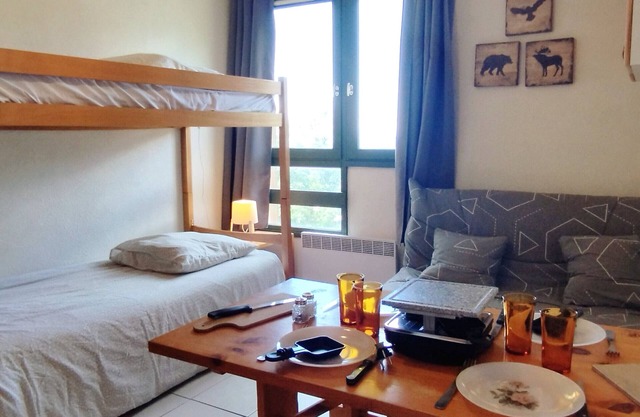 Studio at the foot of the slopes with TV, elevator, and ski locker