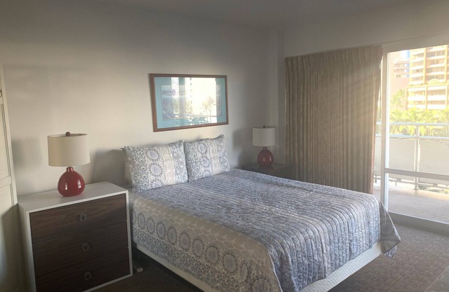 Studio at the Famous Ilikai- just steps to the beach