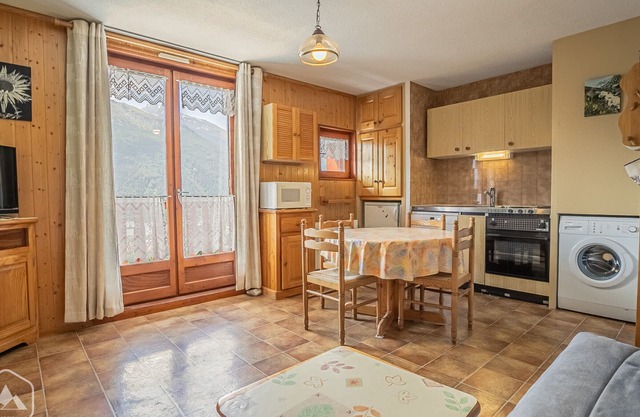 Studio cabin in Aussois, sleeps 4, with parking