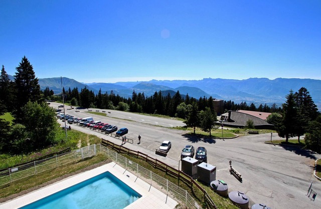 Studio Cabin in Chamrousse: Ski-in/Ski-out, Balcony, Pool Access