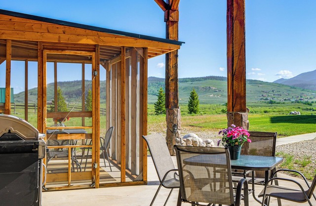 Studio Cabin w/Mtn Views by the Green River!