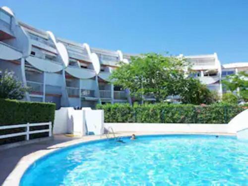 Studio cabine moderne design avec vu sur jardin , piscine