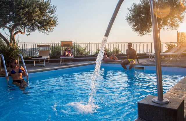 Studio-Classic-Ensuite with Shower-Garden view