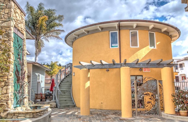 Studio condo with ocean views, steps to the beach