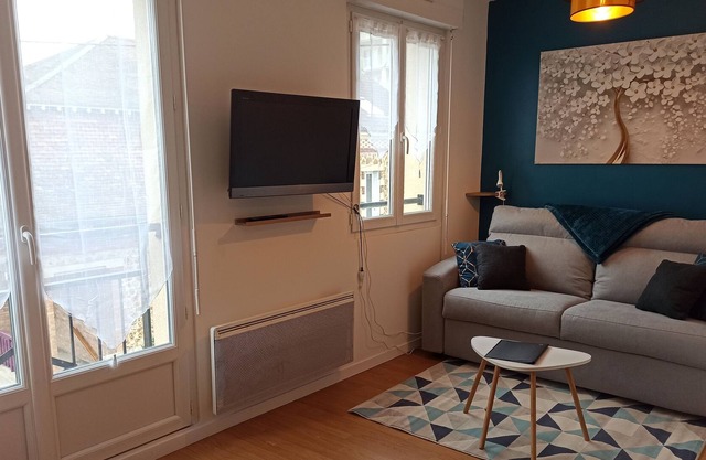 Studio downtown near Disney - train station on foot