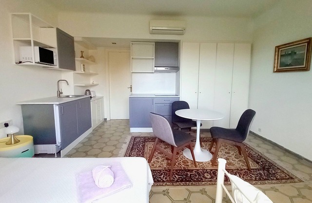 Studio for 2-3 in villa, satellite TV, garden, pool, 10 min. walk to the beach