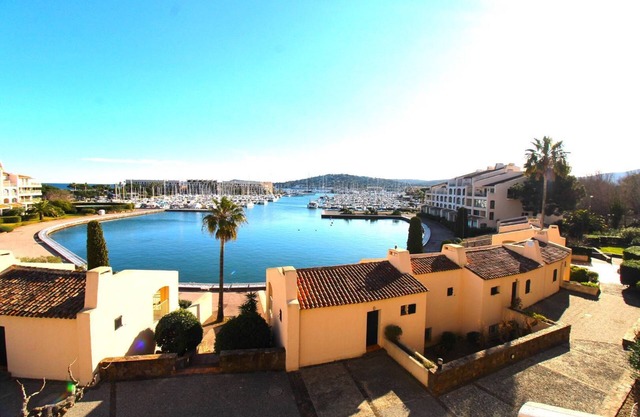 Studio for 2 people with a view of the marina in Cogolin