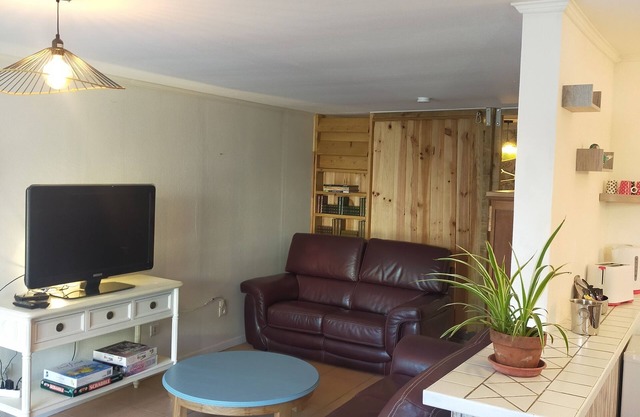 Studio ideally located at the foot of the Napoleon Bridge