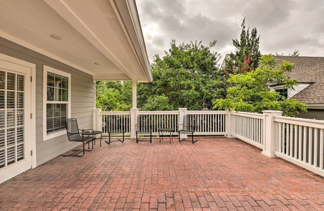 Studio in College Station w/Expansive Deck!