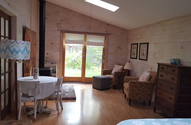 Studio In Sweet Cottage Style Home, Quiet And Private Woodsy Setting