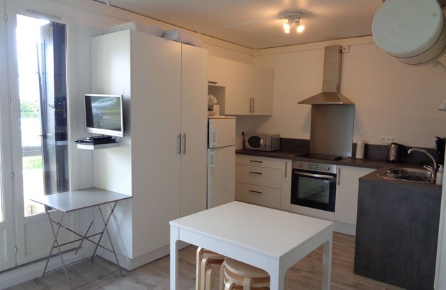 Studio just a stone's throw from the ocean - private parking