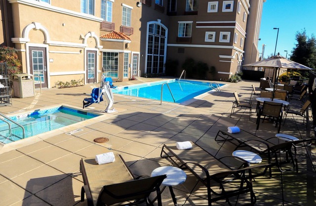 Studio Near Downtown. Free Breakfast. Outdoor Pool & Hot Tub.