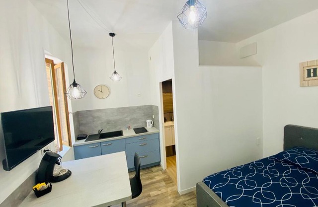 Studio neuf bien placé, jardin et parking gratuit