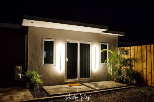 Studio Plezi - Stylish & Modern Apt in Quiet Area