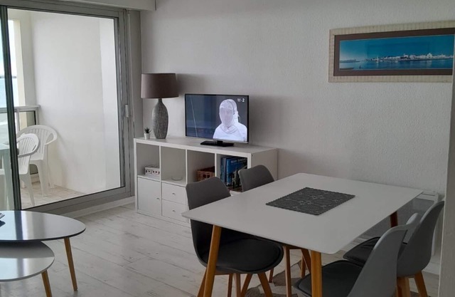STUDIO REMBLAI FACING THE BEACH