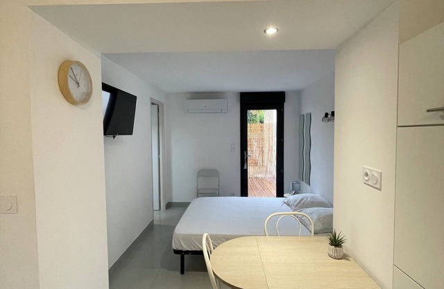 Studio rental (minimum 2 nights).