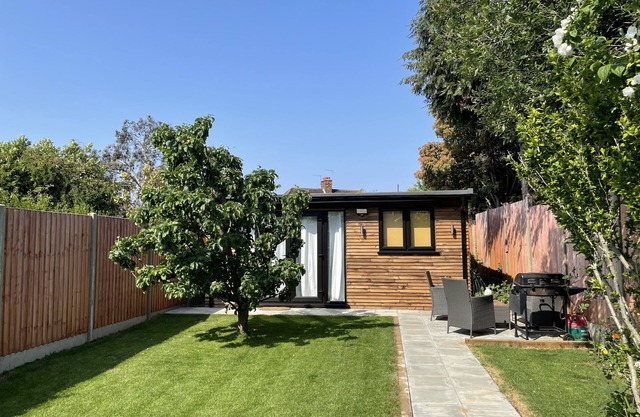 Studio - Sleeps 2 - Pet friendly - Parking