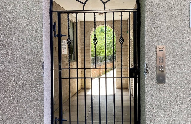 Studio - Sleeps 2 - Pets - Terrace - Parking