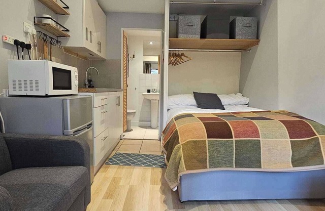 Studio - Sleeps 2 - Private Garden