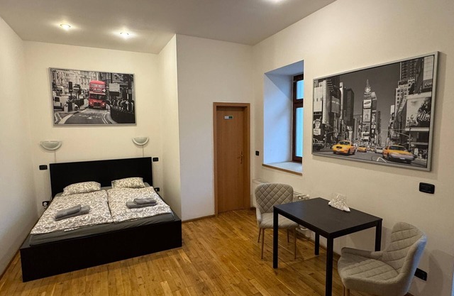 Studio - Sleeps 2 -Smoking on balcony - Pets -Wifi