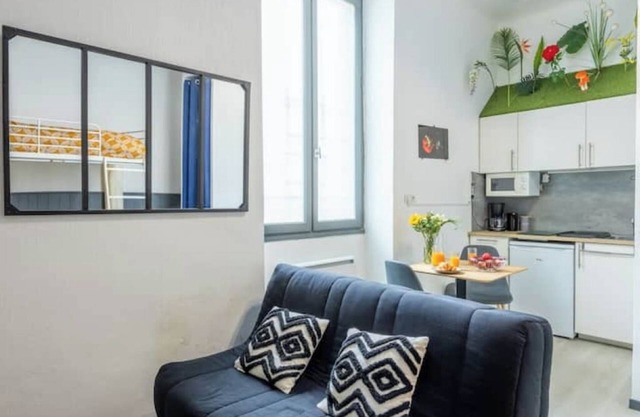 Studio sleeps 4 hyper center