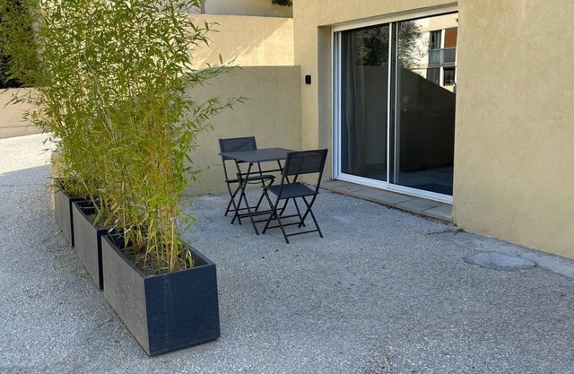 Studio T1 dans résidence sécurisé, climatisé au Rdc avec terrasse et barbecue