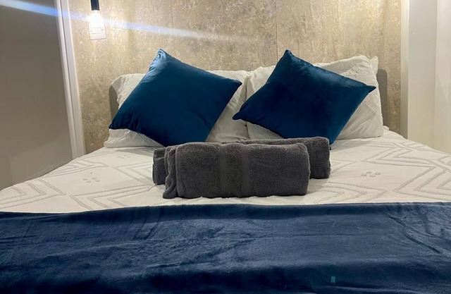 Studio Traditional Private bathroom with shower