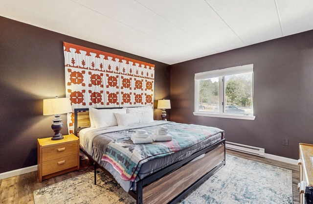 Studio w/mountain view, shared pool, hot tub, sauna, tennis courts & shuttle