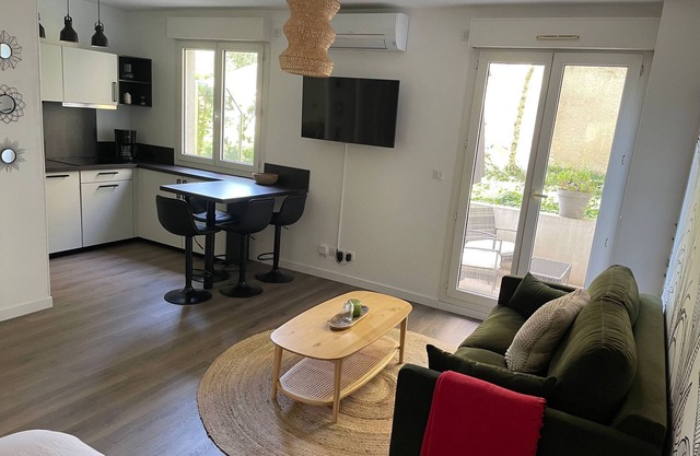 Studio with private outdoor living in Part Dieu