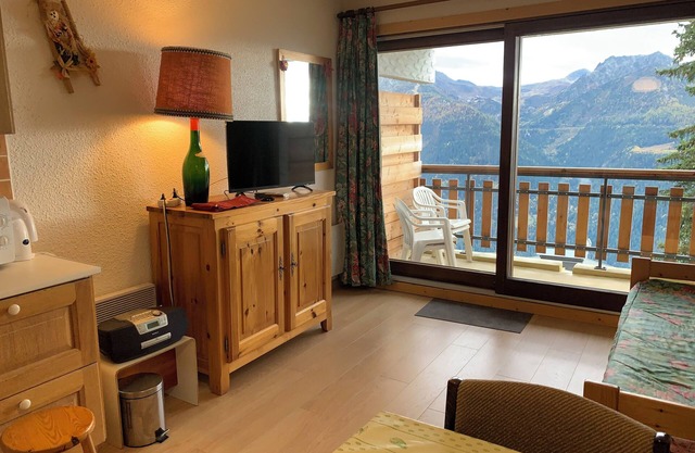 Studio with SOUTH FACING BALCONY, in the heart of the resort, at the foot of the slopes.