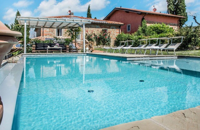 Stunning private villa with A/C, private pool, WIFI, TV, patio, pets allowed and parking