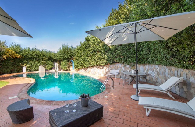 Stunning private villa with A/C, hot tub, WIFI, private pool, panoramic view and parking
