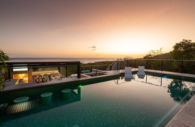 Stunning 180° Ocean View, Spacious 10m/32ft Pool, Outdoor Kitchen + Swim Up Bar!