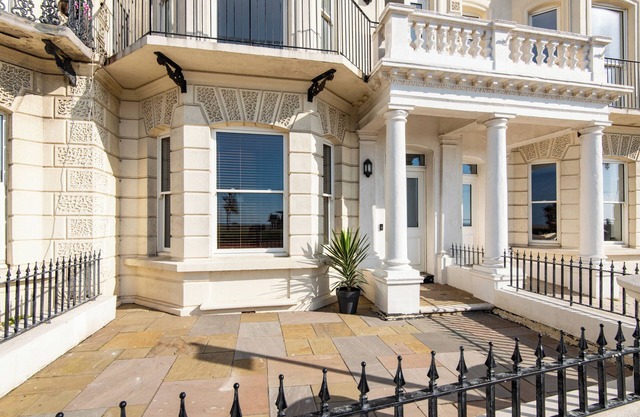 Stunning 2 Bed Apartment on the beach by Urban Roost