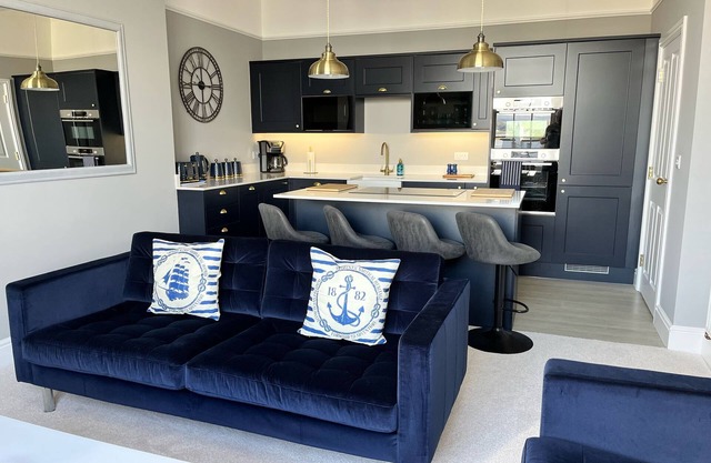 Stunning 2 bedroomed modern apartment overlooking the sea!