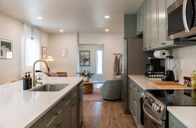 Stunning 2 BR - Parking and Walk to Park