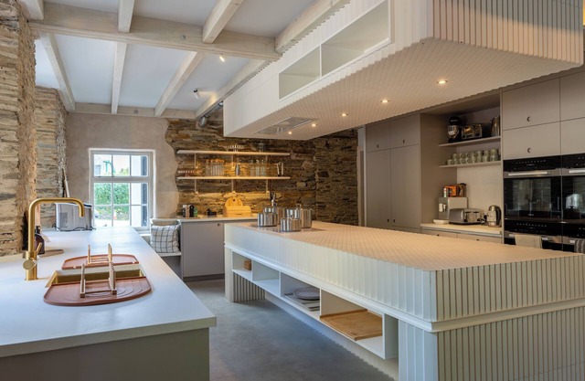 Stunning 26 person Manor, with hot tub & outdoor social area