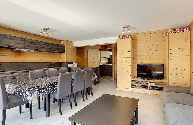 Stunning 3-bedroom apartment, south-facing balcony, parking, non-smoking