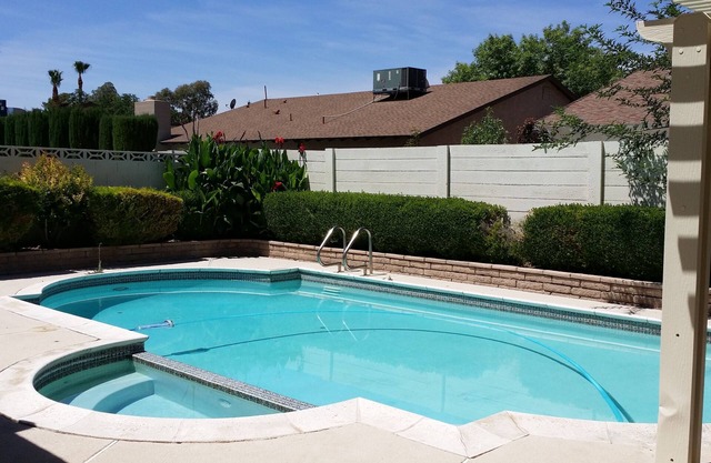 -Stunning 3 Bedroom monthly rental with pool Close to Airport/strip