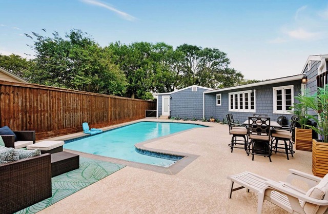 Stunning 4 BD Historical Home+Pool+Min to Ocean Dr+GuestHouse+Sleeps 8