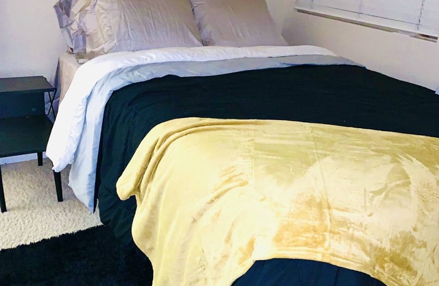 Stunning 4 beds 2 Bath located close to SMF Airport and downtown Sacramento