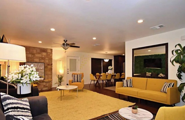 Stunning 4BR 2BA Sleeps 12 in the Heart of Round Rock